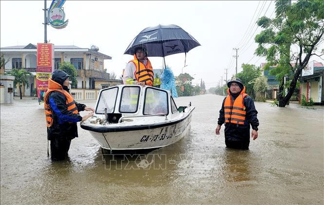 Un canot de la police de la province de Quang Binh en opération de sauvetage et de secours sur une route inondée du district de Lê Thuy. Photo: VNA