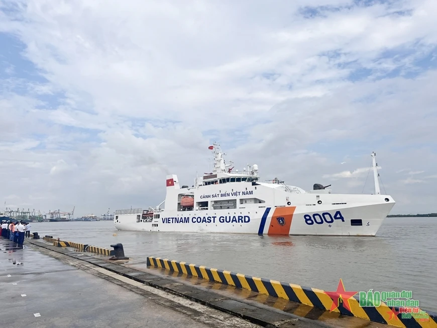 Le navire CSB 8004 de la Garde côtière du Vietnam quittant Hai Phong pour la République de Corée. Photo : qdnd.vn