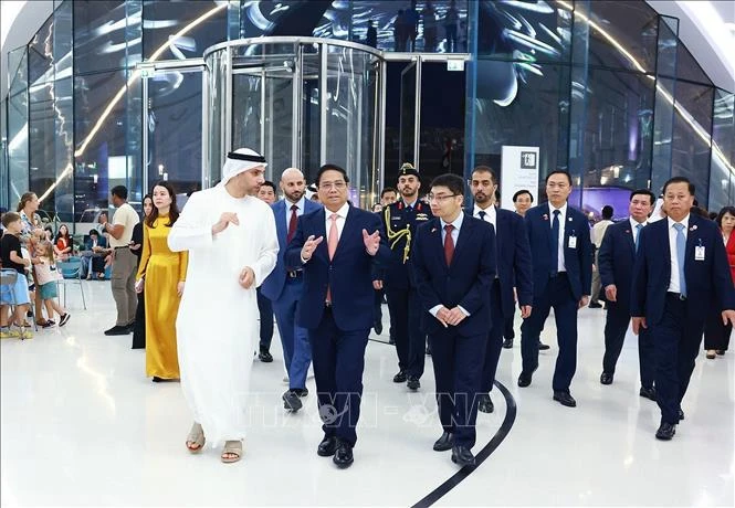 Le Premier ministre Pham Minh Chinh visitant le Musée du futur, un monument consacré aux démarches innovantes scientifiques et futuristes, situé dans le quartier financier Financial district de Dubaï, aux Émirats arabes unis. Photo : VNA