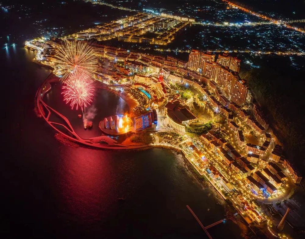 Le spectacle Kiss of the Sea offre une expérience multisensorielle avec une capacité pouvant accueillir jusqu'à 5 000 invités.