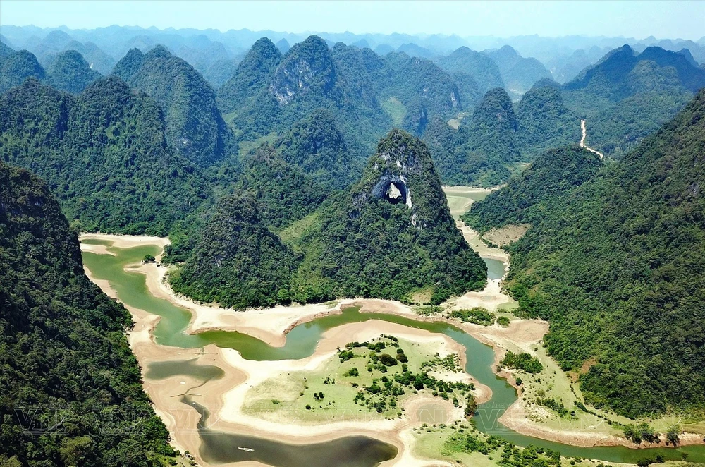 Vue panoramique en haut de la montagne Mat Thân Nui. Photo: VNP