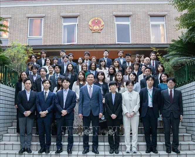 L’ambassadeur du Vietnam au Japon, Pham Quang Hiêu pose avec les représentants des bureaux locaux japonais basés à Tokyo. Photo: VNA