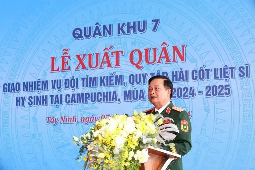 Le commissaire politique de la 7e région militaire, le général de division Trân Hoài Trung, prend la parole lors de la cérémonie de départ dans la province de Tây Ninh, le 7 novembre. Photo : VNA