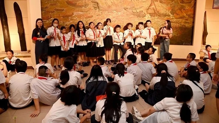 Des élèves participent à un cours d’histoire au Musée national de l'histoire du Vietnam. Photo: NDEL