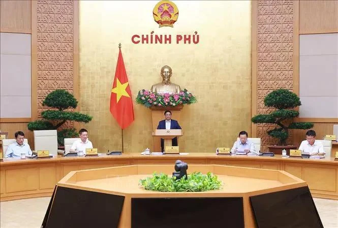 Le Premier ministre Pham Minh Chinh (centre) s’exprime lors de la réunion ordinaire du gouvernement, à Hanoi, le 9 novembre. Photo: VNA