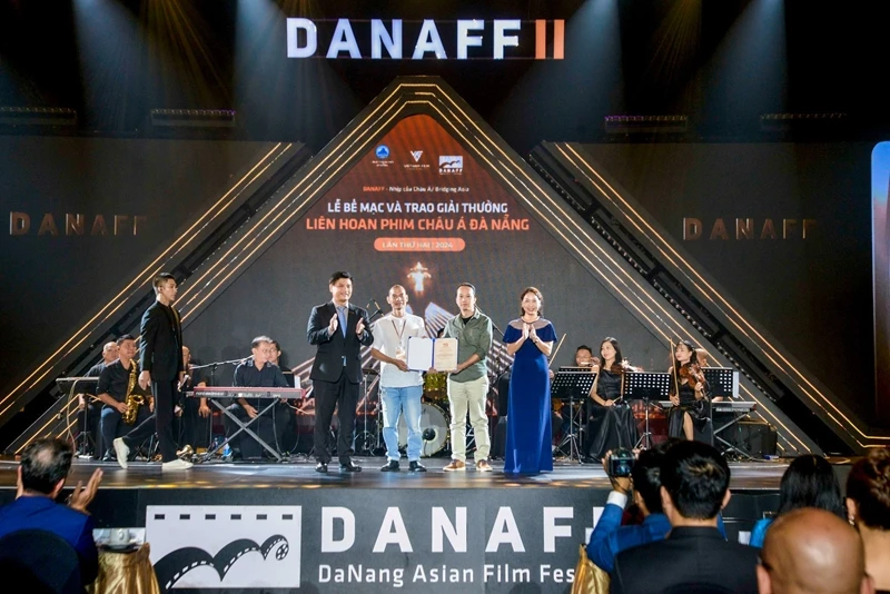 La série de films Trang Quynh reçoit le prix du "Film d'animation vietnamien le plus populaire" au Festival du film asiatique de Dà Nang 2024. Photo: Vietnamnet 