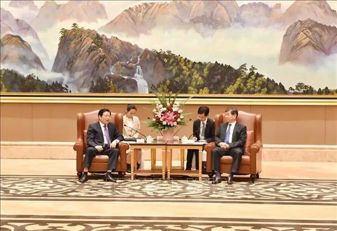 Phan Dinh Trac, membre du Politburo, secrétaire du Comité central du PCV et président de sa Commission des affaires intérieures (à gauche) rencontre Zhou Zuyi, membre du Comité central du PCC et secrétaire du Comité provincial du Parti du Fujian. Photo : VNA