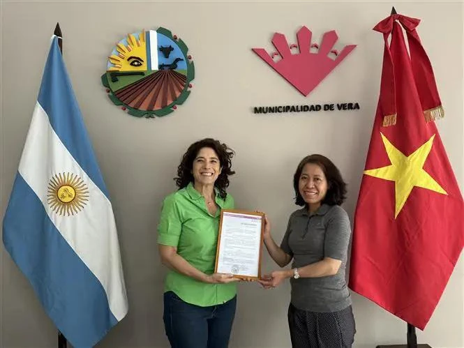 L’ambassadrice du Vietnam en Argentine, Ngô Minh Nguyêt (à droite) avec la maire de la ville de Vera, Paura Mitre. Photo: VNA