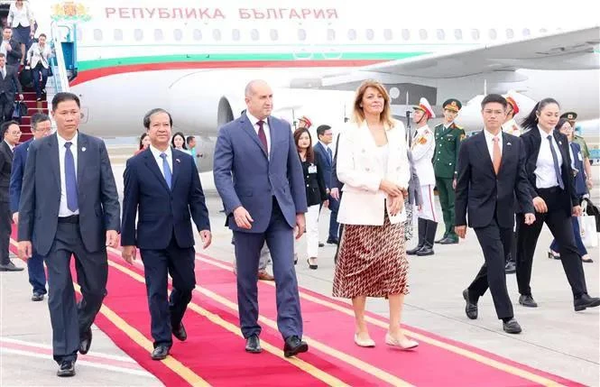 Le président bulgare Rumen Radev et son épouse à leur descente d’avion à l’aéroport international de Nôi Bài, à Hanoi, le 24 novembre. Photo: VNA