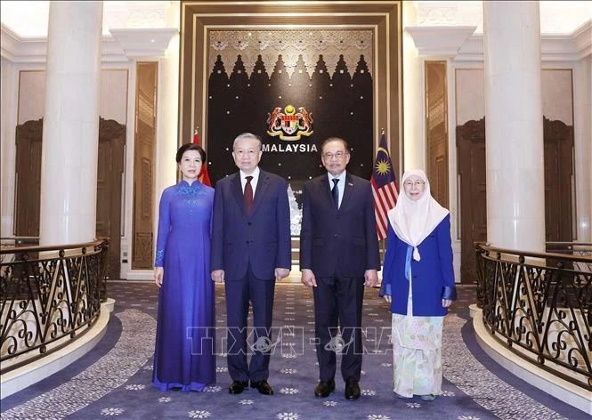 Le secrétaire général du Comité central du Parti communiste vietnamien Tô Lâm (deuxième à partir de la gauche) et son épouse (première à gauche) et le Premier ministre malaisien Anwar Ibrahim (deuxième à partir de la droite) et son épouse. Photo : VNA