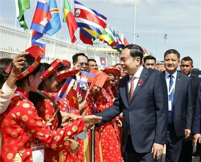 Cérémonie d’adieux du président de l’Assemblée nationale du Vietnam (ANV), Trân Thanh Mân, à l’aéroport international de Phnom Penh, au Cambodge, le 24 novembre. Photo : VNA