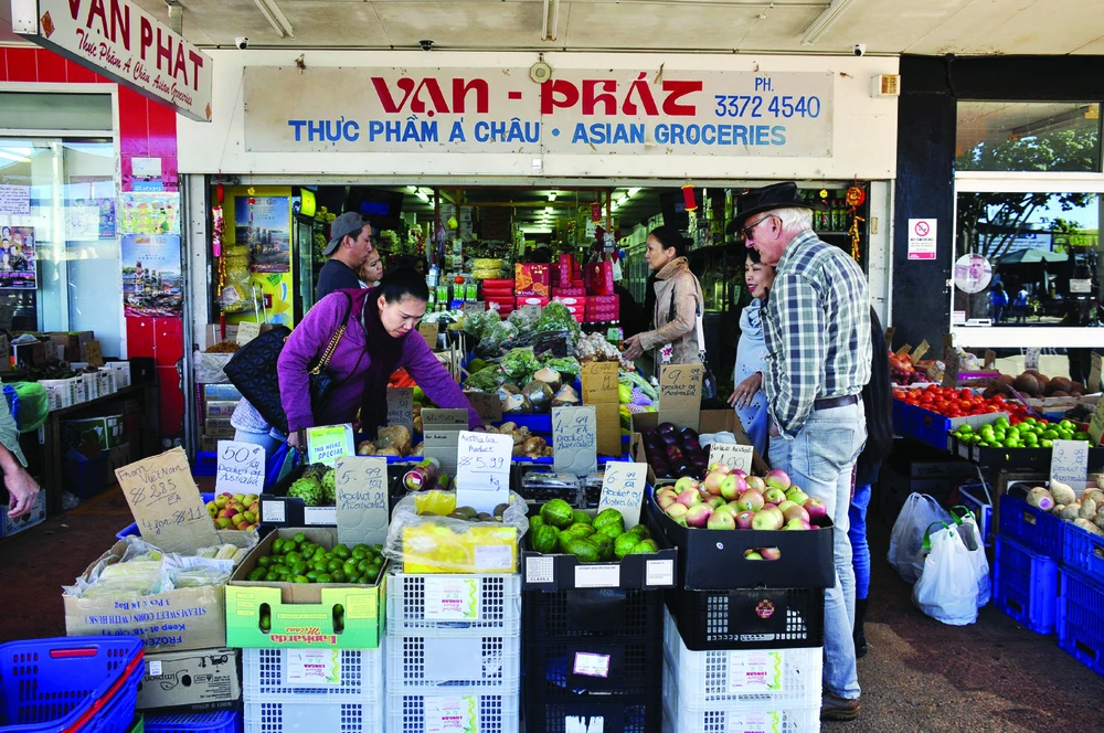 Dans un magasin de produits asiatiques d'une entreprise Viêt kiêu à Brisbane, en Australie. Photo : Hoài Nam/CVN