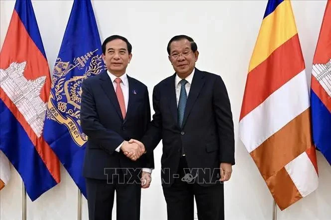 Le président du Parti du peuple cambodgien et président du Sénat du Cambodge Samdech Techo Hun Sen serre la main du ministre vietnamien de la Défense Phan Van Giang, à Phnom Penh. Photo : VNA