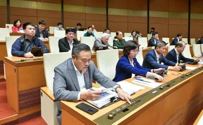 Les députés votent pour adopter la résolution sur la politique d’investissement dans le programme cible national de prévention et de contrôle des drogues jusqu’en 2030 . Photo: quochoi.vn