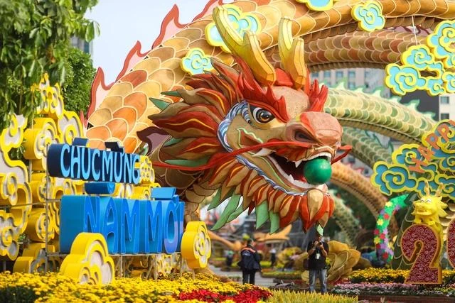 La Fête printanière des fleurs de Hô Chi Minh-Ville 2024 avec la mascotte du dragon. Photo: NLĐ