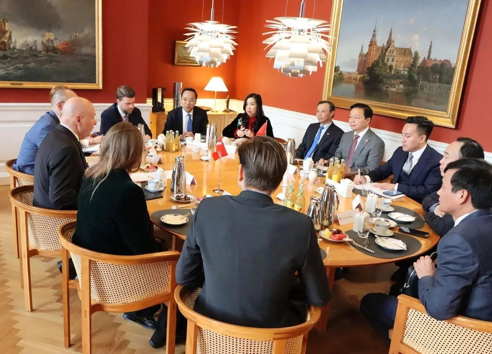 Lors de la rencontre entre le vice-Premier ministre Trân Hông Hà et le président du Parlement danois Soren Gade, à Copenhague, le 26 novembre. Photo : VNA