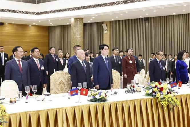 Le président vietnamien Luong Cuong et le roi du Cambodge Norodom Sihamoni (à gauche, au premier rang) lors du banquet, à Hanoi, le 28 novembre. Photo : VNA