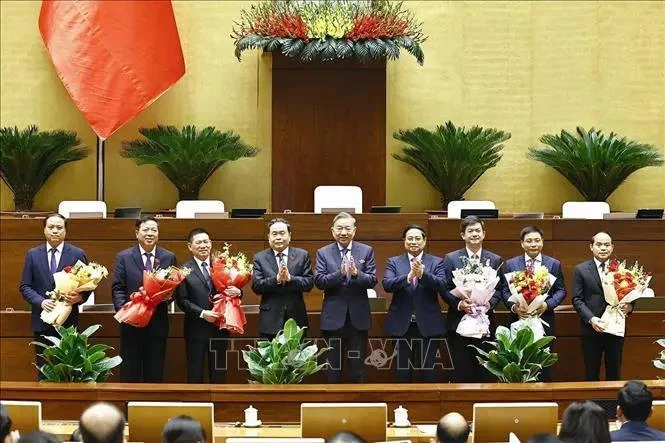 Le secrétaire général du Parti Tô Lâm (centre), le Premier ministre Pham Minh Chinh et le président de l’Assemblée nationale Trân Thanh Mân félicitent les personnels élus, nommés. Photo: VNA