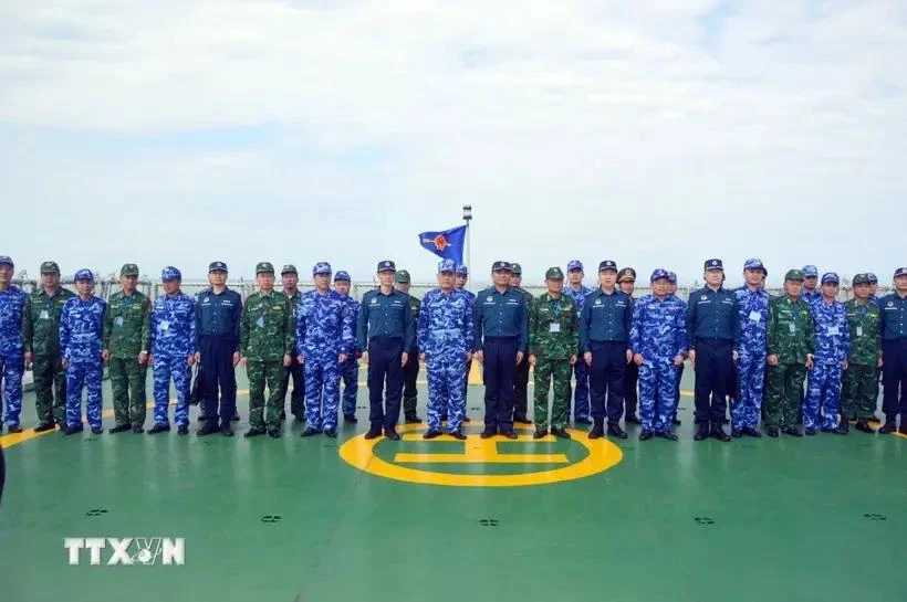 Vietnamiens et Chinois posent pour une photo de groupe à bord du CSB 8004. Photo : VNA