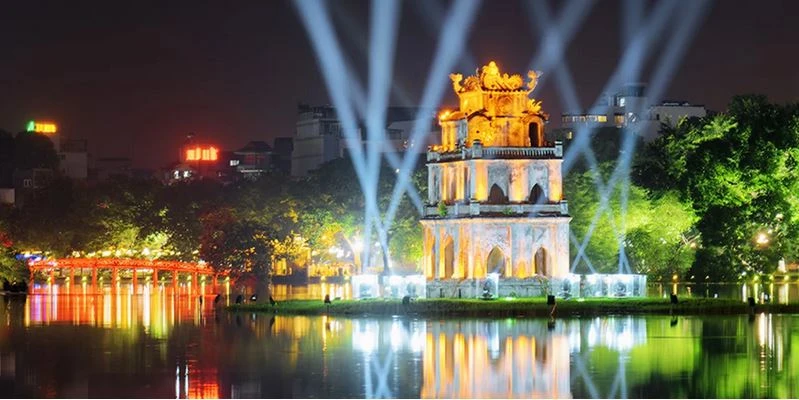 Le lac Hoàn Kiêm (Épée restituée), site touristique le plus visité à Hanoi. Photo: Internet