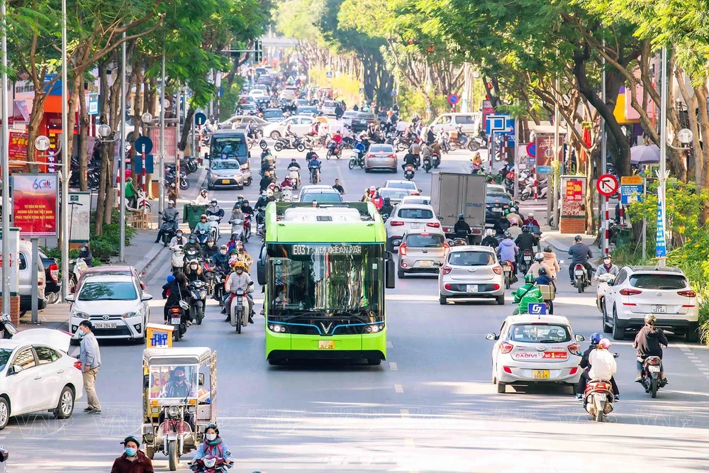 Un bus électrique roule dans une rue de Hanoi. Photo : VNA 