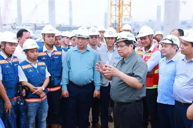 Le Premier ministre Pham Minh Chinh assigne des tâches aux parties prenantes sur le chantier du projet d’aéroport international de Long Thành. Photo : VNA