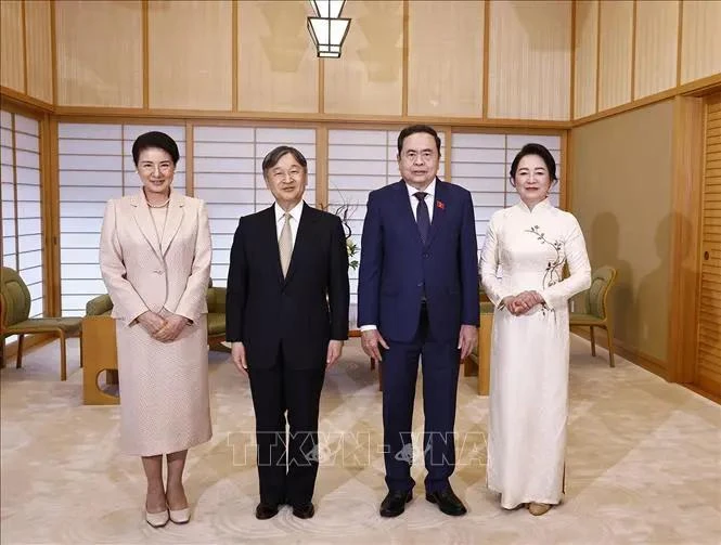 Le président de l’Assemblée nationale du Vietnam, Trân Thanh Mân (2e à partir de la droite) et son épouse avec l’empereur Naruhito et son impératrice, au Palais impérial de Tokyo, le 4 décembre. Photo: VNA