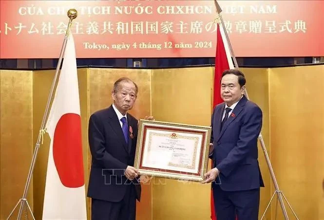 Le président de l’Assemblée nationale Trân Thanh Mân (à droite) remet l’Ordre du travail de troisième classe du président vietnamien au président de l’Alliance parlementaire d’amitié Japon-Vietnam Nikai Toshihiro. Photo: VNA