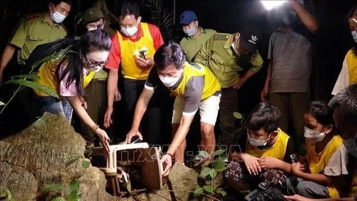 Des gens participent à une visite «Ramener les animaux à la maison» dans le parc national de Cuc Phuong, dans la province de Ninh Binh (Nord). Photo : VNA