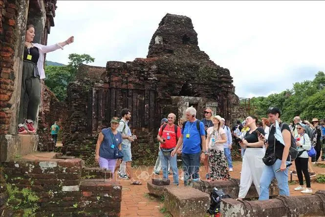 Touristes visitant le sanctuaire de My Son, patrimoine culturel mondial de l'UNESCO. Photo : VNA