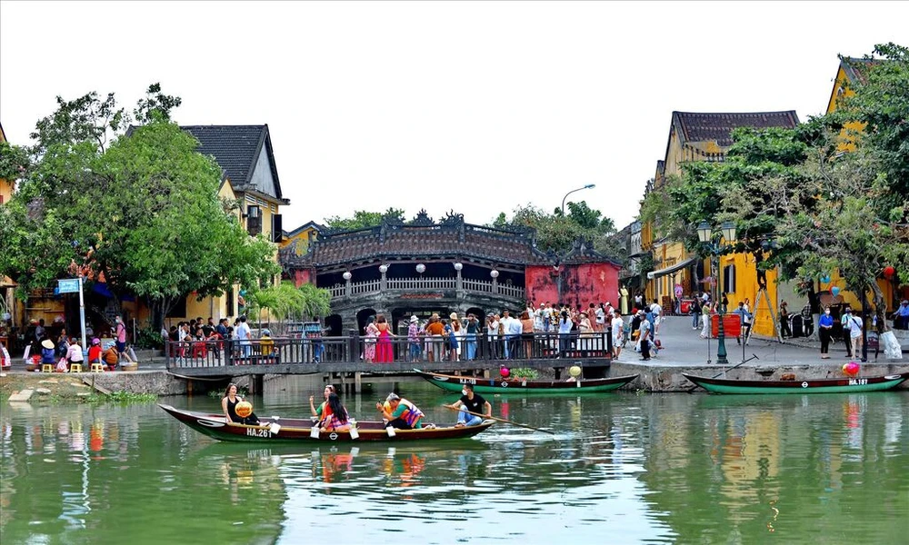 Les touristes effectuent une balade sur la rivière Hoài. Photo : VNA