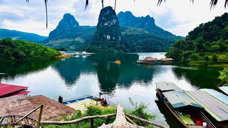 Une vue panoramique de la baie de Pa Khom, entourée de montagnes luxuriantes. Photo : NDEL