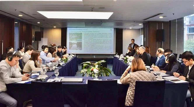 Experts vietnamiens et finlandais au séminaire d’échange d’expériences en matière de gestion des eaux souterraines, à Hanoi, le 11 décembre. Photo: VNA