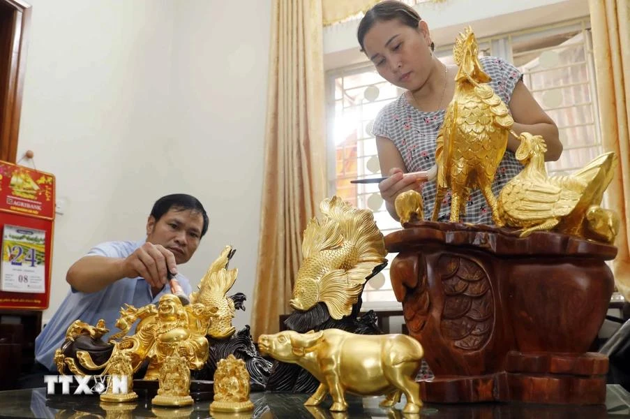 Produits dorés à la feuille d’or fabriqués chez la famille de l’artisan Nguyên Van Hiêp. Photo : VNA