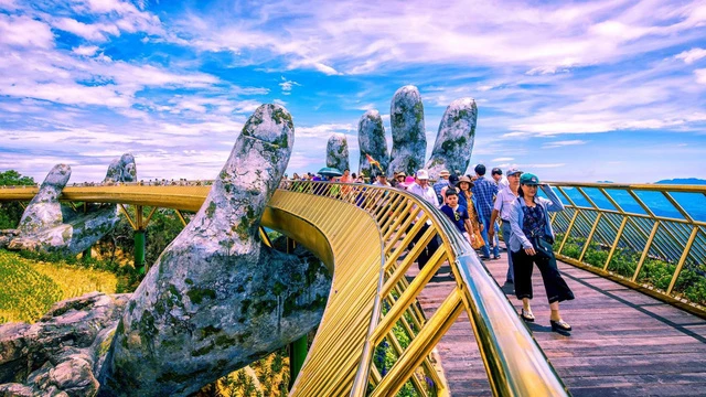 Touristes visitant le pont d'Or à Da Nang. Photo: VTV