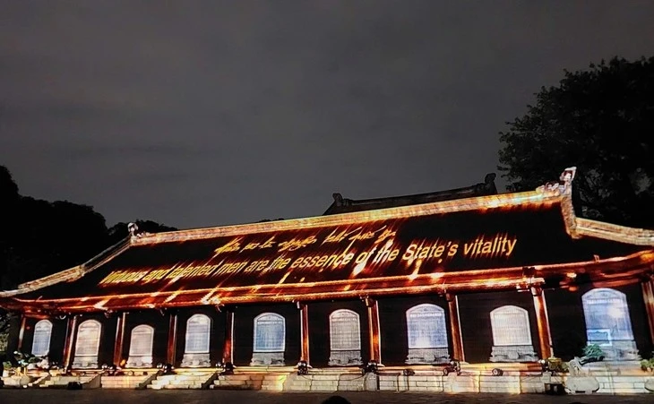 Le Temple de la Littérature s’illumine dans une mise en scène sonore et lumineuse captivante. Photo: VOV