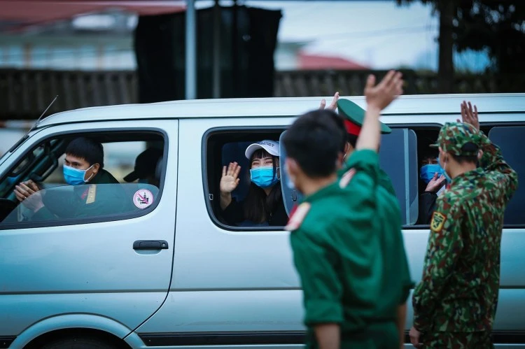 Vietnamese citizens return home after completing COVID-19 quarantine in Hoa Binh province in March 2020. (Photo: VNA)