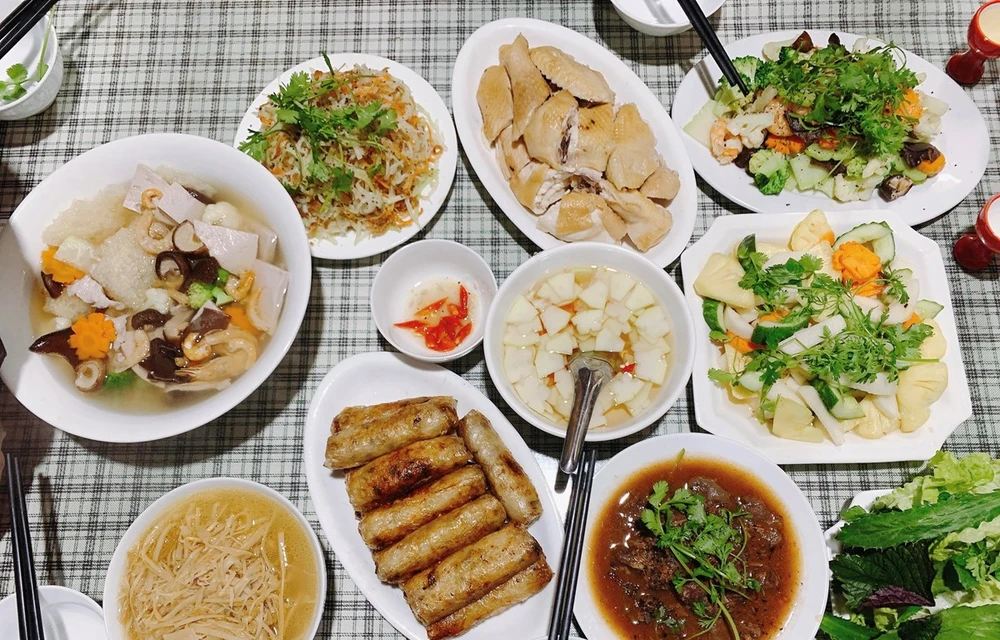 A simple version of a traditional feast in Bat Trang village (Photo:VietnamPlus)