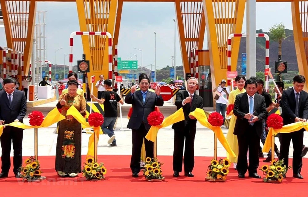 Prime Minister Pham Minh Chinh and other officials and former officials cut the ribbon to open Van Don – Mong Cai Expressway. (Photo: VietnamPlus)