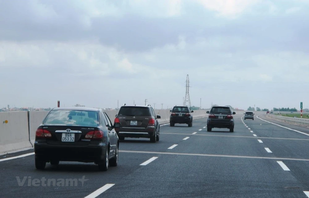 The transport sector aims to build around 4,000-5,000km of expressways in the next 10 years to basically connect inter-provincial roads, seaports, and border gates, creating a continuous connection serving socio-economic development. (Photo: VietnamPlus)