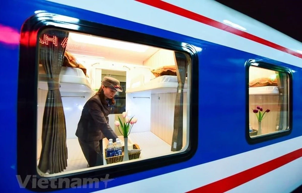 The five-star train of the Vietnam Railway receives compliments from passengers. Staff on the train carefully prepared in the cabin (Photo: VietnamPlus)