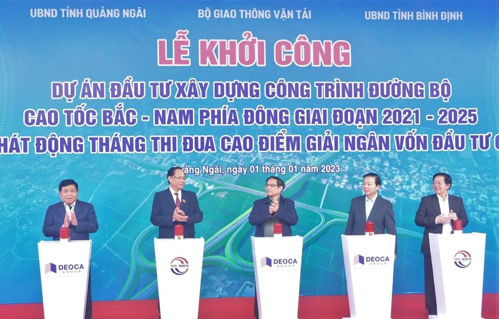 Prime Minister Pham Minh Chinh and representatives from ministries, agencies and localities press the button to kick off construction on the Quang Ngai - Hoai Nhon section of the eastern North-South expressway. (Photo: VietnamPlus)