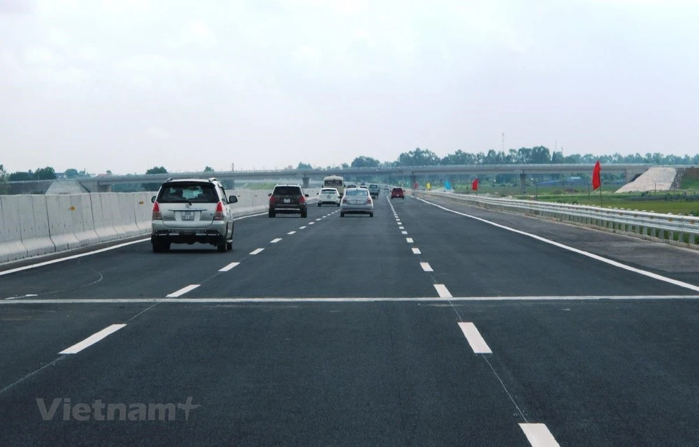 Vehicles running in a highway section (Photo: VietnamPlus)