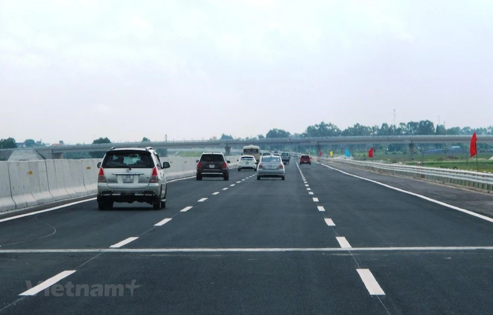 Vehicles operating in a section of the North-South Expressway (Photo: VietnamPlus)