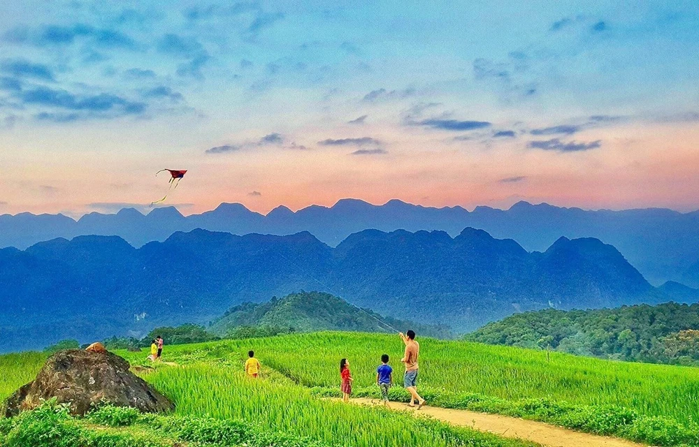 Travellers fly kites in picturesque Pu Luong (Photo: VietnamPlus).