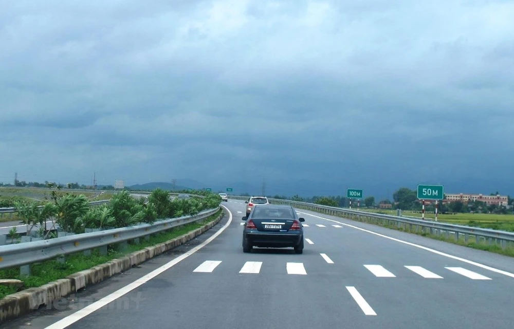 A proper mechanism should be developed to attract investors for the five component projects of the North-South Expressway. (Photo: VietnamPlus)