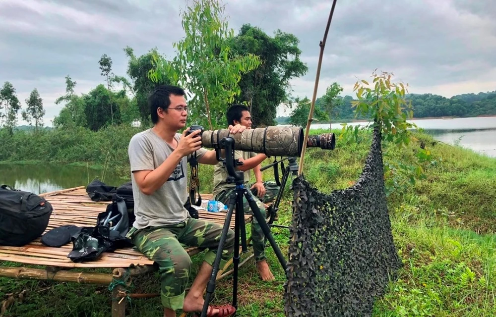 Nguyen Van Long and his partner observe Hoan Kiem turtle’s activities in Dong Mo lake. (Photo courtesy of Nguyen Van Long)