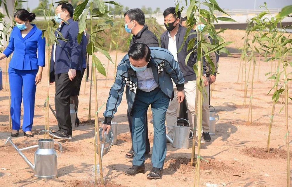 Minister of Natural Resources and Environment Tran Hong Ha attends the ceremony to launch the New Year Tree Planting Festival and respond to the Government’s programme to plant one billion trees during 2021-2025. (Photo: VietnamPlus)