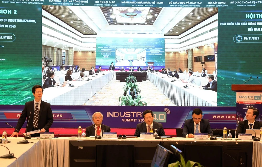 The symposium on “developing smart production in the process of industrialisation and modernisation to 2030 with a vision to 2045” (Photo: VietnamPlus)