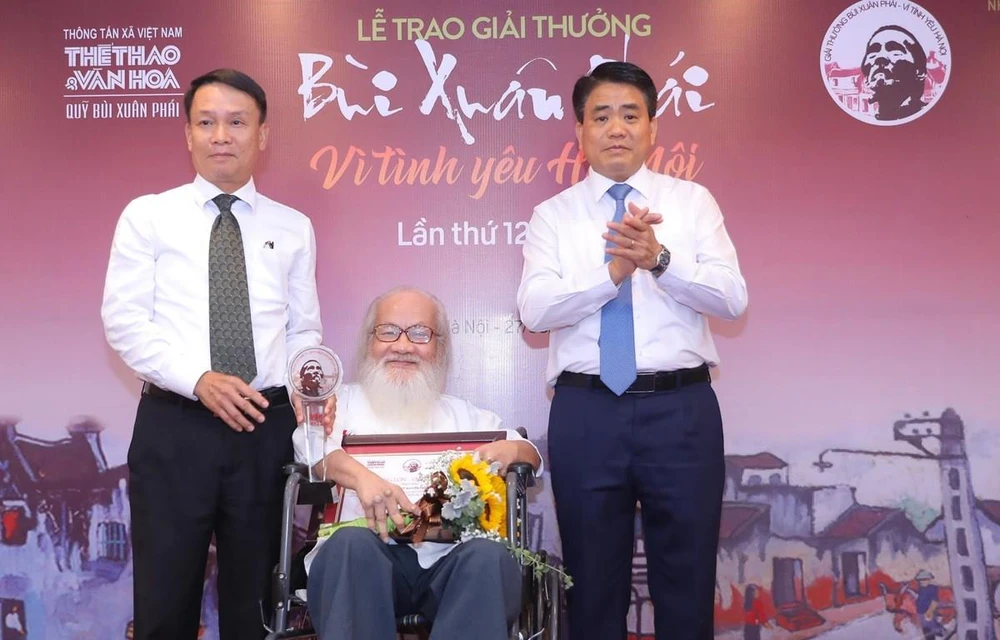 VNA Director General Nguyen Duc Loi (left) and Chairman of Hanoi People’s Committee Nguyen Duc Chung present the Grand Prize to Associate Professor-Doctor-Emeritus Teacher Nguyen Thua Hy (centre) (Photo: courtesy of organizing board)